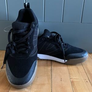 Evolv Walking Shoes - Unisex - NWOT